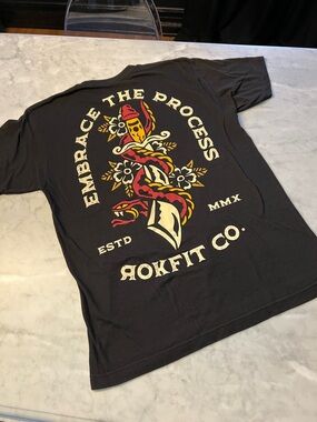 RokFit embrace the process Mens graphic T-shirt. Large. Black.